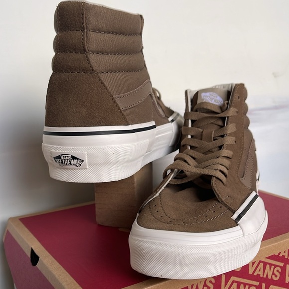 Vans WMNS Sk8-Hi Rearrange
Tonal Kangaroo
VN000CRMBYW
Sneakers - Picture 10 of 16
